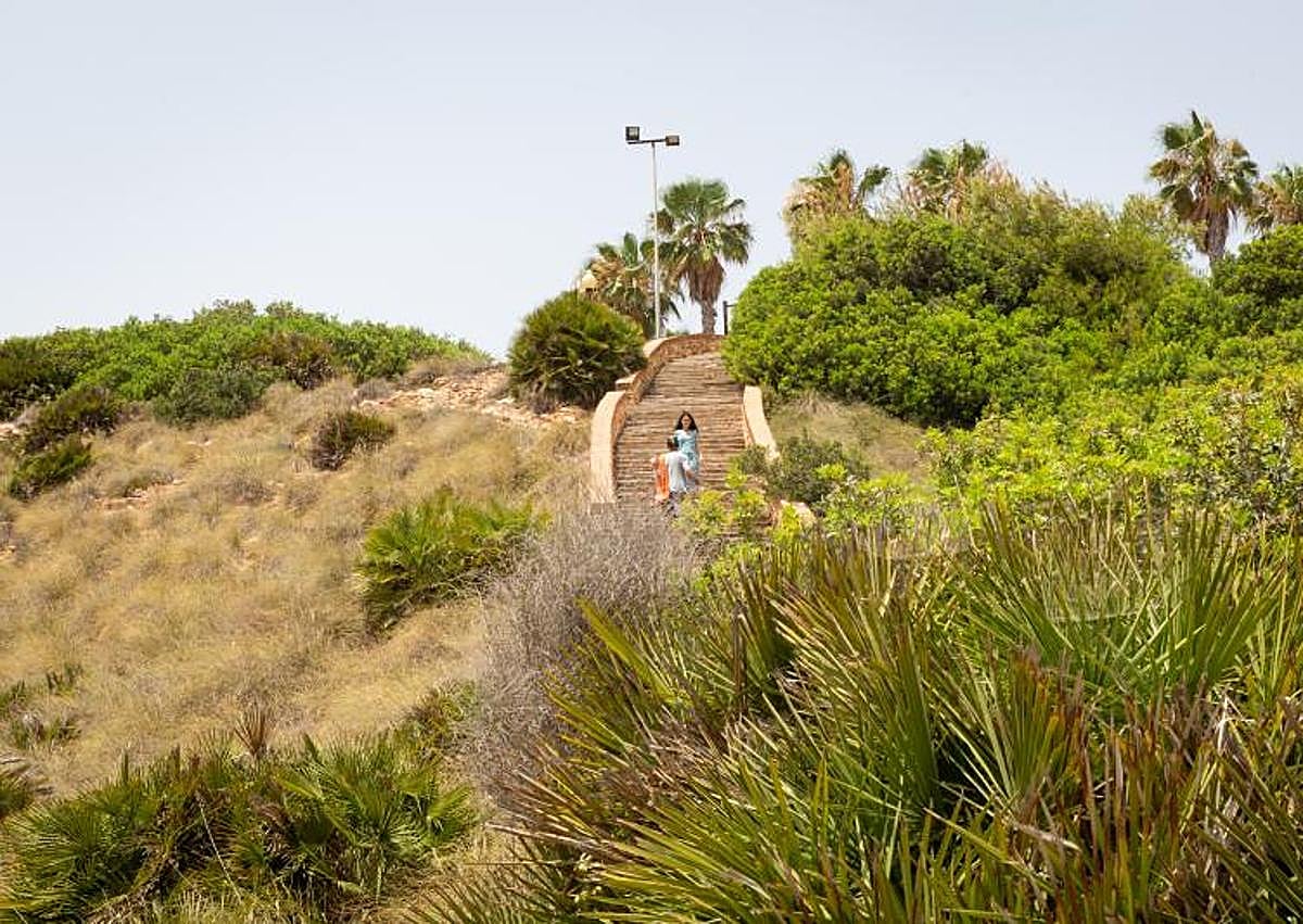 Imagen secundaria 1 - Imágenes de la microrreserva en un día de verano, con presencia de bañistas en sus calas.
