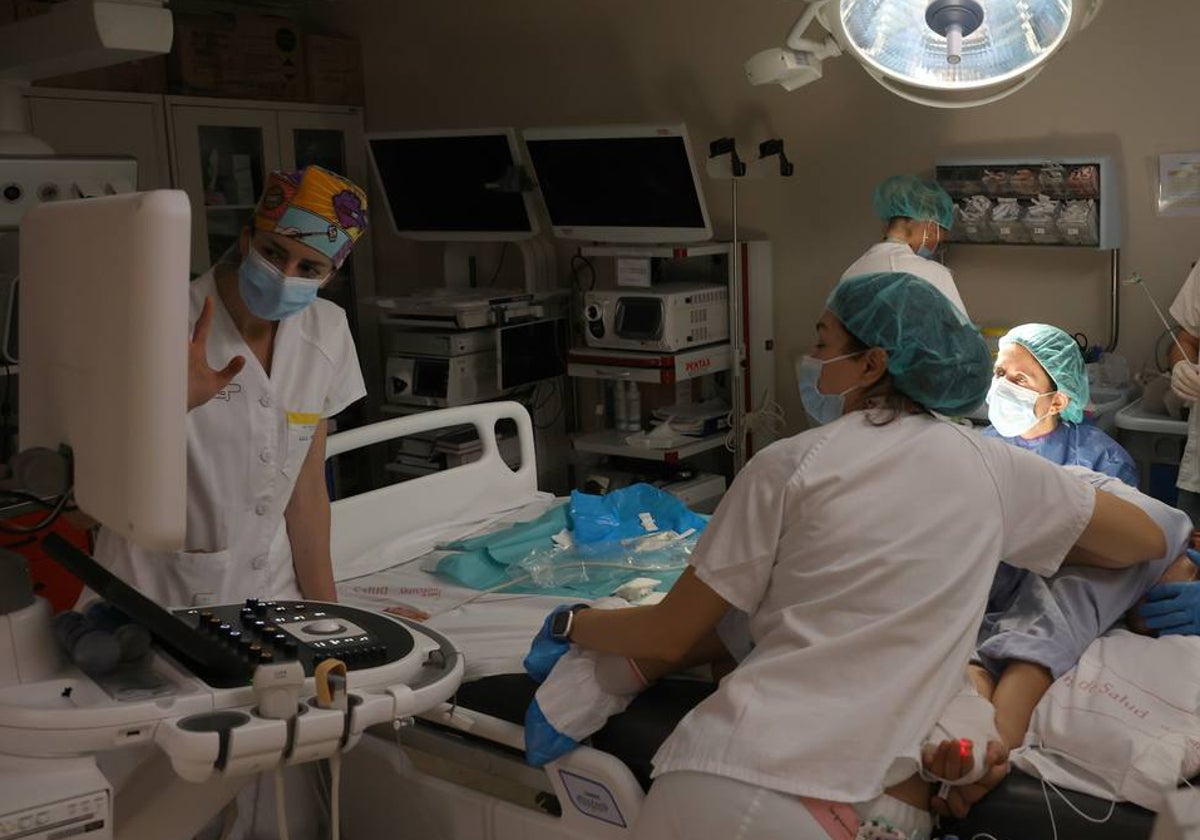 Profesionales sanitarios durante una intervención.