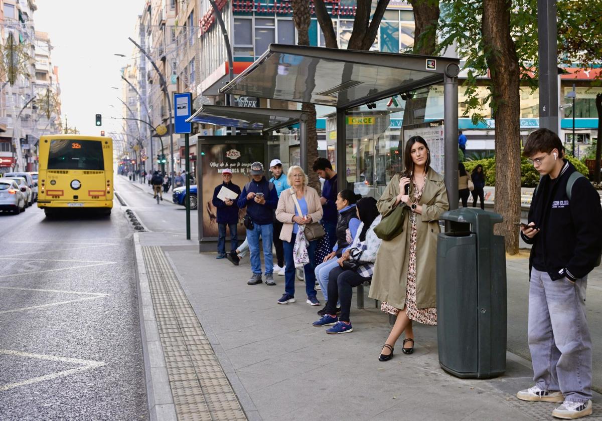 Viajeros esperan el autobús en Murcia, en una imagen de archivo.