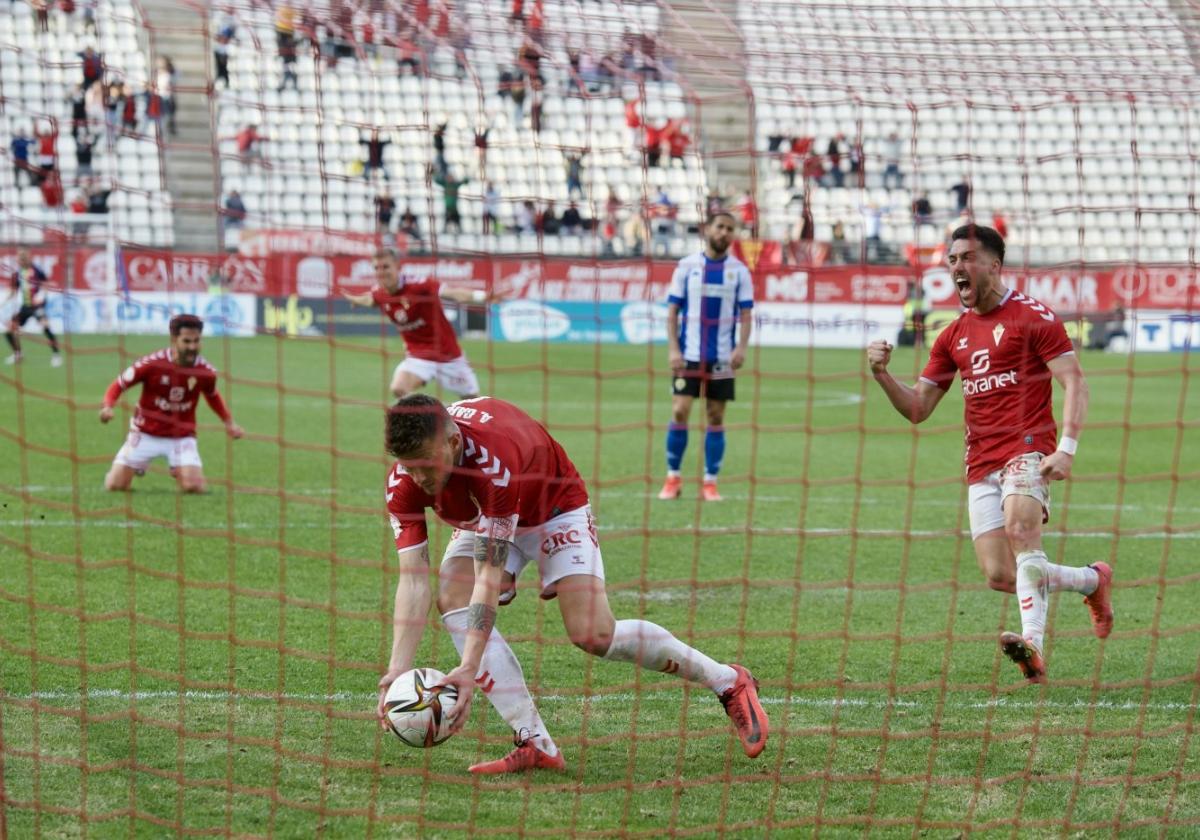 Carrasco recoge el balón de la red tras marcar el empate a uno en el noventa en el último derbi entre Murcia y Hércules en el Enrique Roca el 10 de abril de 2022.