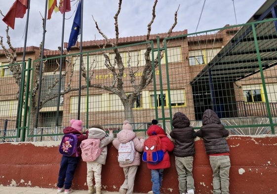 Alumnos del colegio, ayer, después de salir de clase.