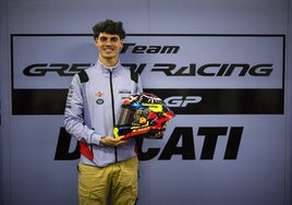 Fermín Aldeguer presentando su nuevo casco, hace tres semanas.