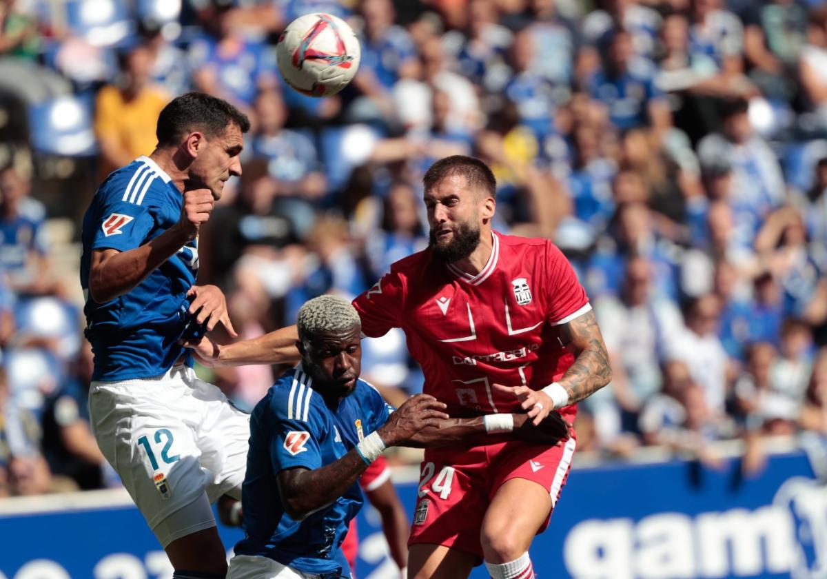 Dani Calvo y Sipcic en un duelo aéreo en el partido de ida.