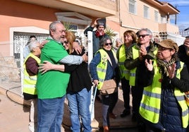 Alicia, afectada por el desahucio en la Orilla del Azarbe se abraza con Paco Morote, portavoz de la Plataforma de Afectados por la Hipoteca.