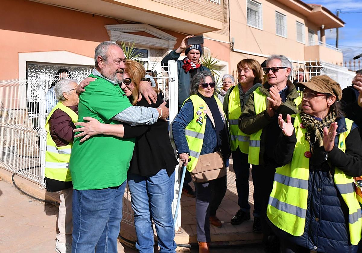 Alicia, afectada por el desahucio en la Orilla del Azarbe se abraza con Paco Morote, portavoz de la Plataforma de Afectados por la Hipoteca.