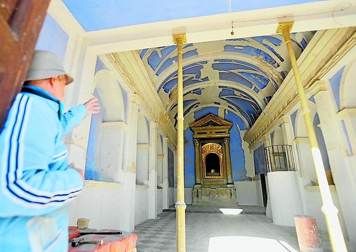 Imagen secundaria 1 - Arriba: Torre del Negro, en mitad de una finca agrícola, en las inmediaciones de Los Urrutias. Abajo: Interior de la ermita de la Paz (Alcantarilla), en obras.