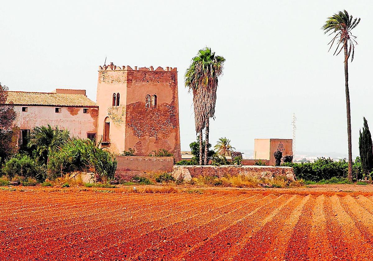 Imagen principal - Arriba: Torre del Negro, en mitad de una finca agrícola, en las inmediaciones de Los Urrutias. Abajo: Interior de la ermita de la Paz (Alcantarilla), en obras.