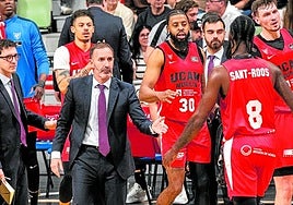 Sito Alonso choca la mano de Howard Sant-Roos, titular como base el domingo pasado.