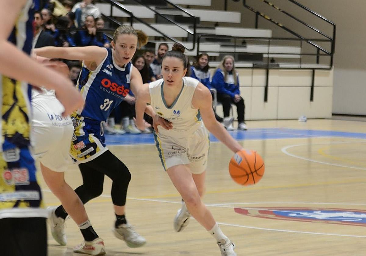 Una jugadora del Jairis bota el balón en el partido contra el Ardoi de Pamplona.