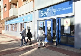 La entrada de la oficina del SEF en la avenida Príncipe de Asturias de Murcia.