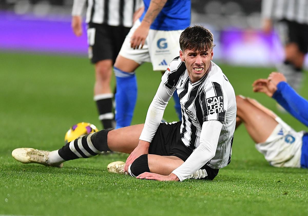 Gastón Valles, en el suelo, tras ser derribado por un contrario.