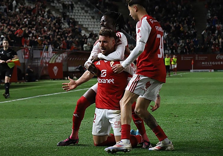 Alcaina celebra junto a Boateng y Palmberg el gol de la victoria.