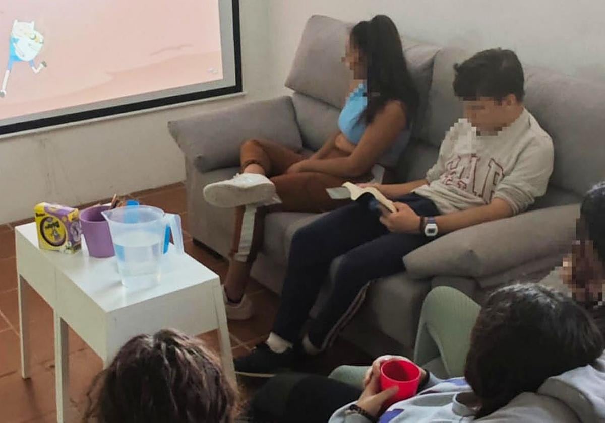 Usuarios de un centro de menores de la Región de Murcia, compartiendo un tiempo de ocio.