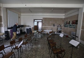 Antonio Martínez Belmonte recorre la sala del casino de Alquerías donde ensaya la banda de música.