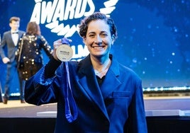 Ana Carrasco muestra su medalla de campeona del mundo en la gala de la FIM del pasado 3 de enero.