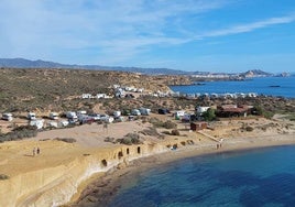 Vista panorámica de la playa de los Cocedores y la playa de La Carolina, en el Paisaje Protegido de Cuatro Calas, ocupado de caravanas.