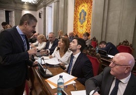 Salinas (d) observa cómo Gallo conversa con Cristina Mora y Nacho Jáudenes, del PP, en un Pleno.