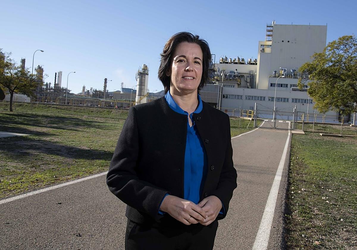 Mahue Sánchez posa para LA VERDAD frente a la planta de Compounding, en Sabic, ubicada en la diputación cartagenera de La Aljorra.