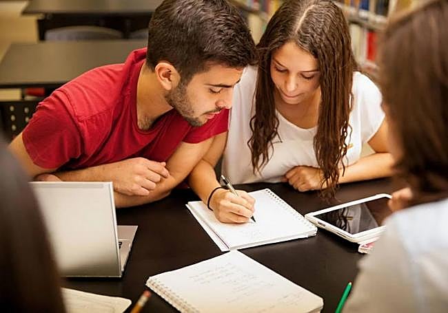 Dos estudiantes comparten momentos de estudio.