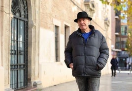 Juan Leal (Los Dolores, Murcia, 1950), estos días en la calle Santa Teresa, en el centro de Murcia.