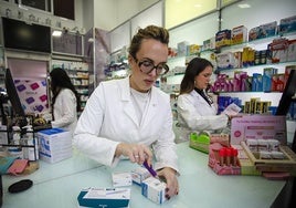 Una farmacéutica dispensa medicamentos en Murcia.