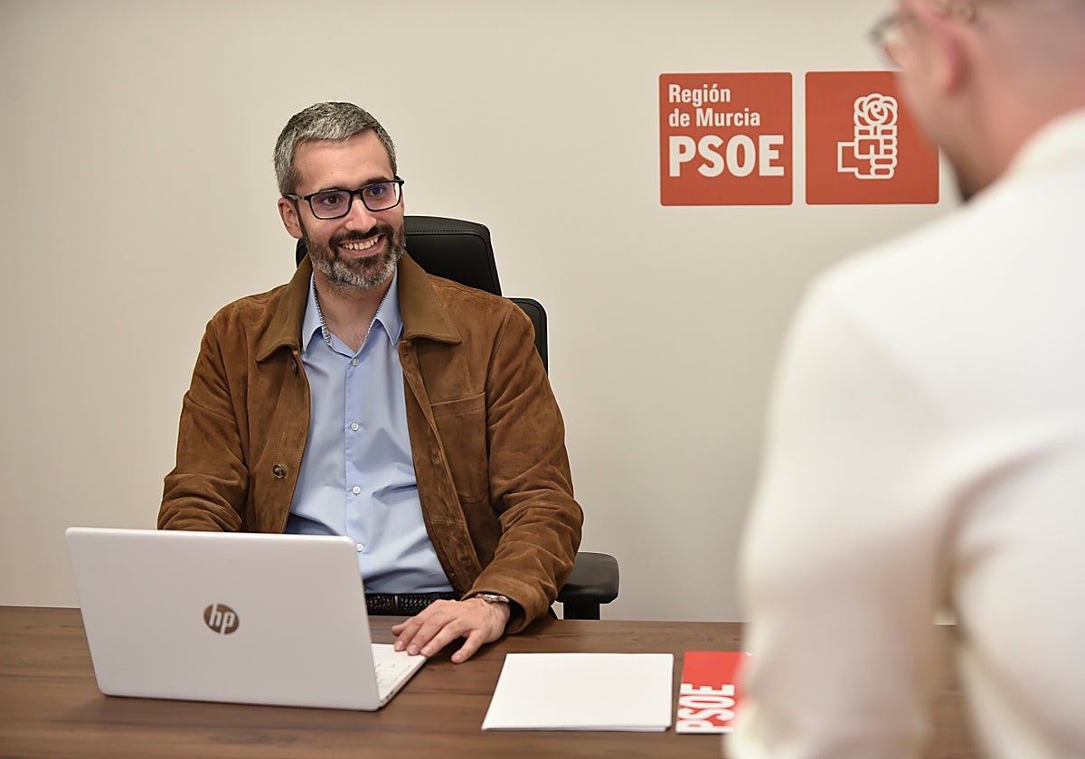 Francisco Lucas en su despacho de la sede regional del PSRM-PSOE este lunes tras proclamarse nuevo secretario general