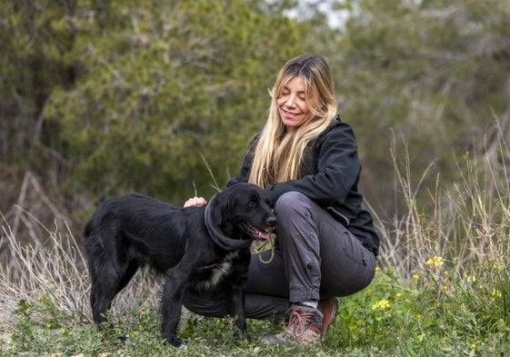 La psicóloga Mavi Alcántara, junto a 'Yago', uno de los perros que trabajan con los menores.