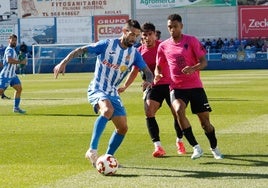 Lillo controla el balón ante la presión de dos jugadores del San Fernando, ayer.