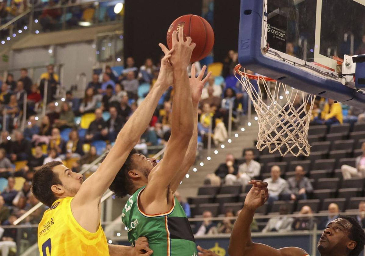 Kaiser Gates, peleando con Nico Brussino, coge un rebote en el partido de Eurocup del miércoles pasado entre el Joventut y el Dreamland Gran Canaria.