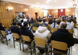 Los acusados en el macrojuicio por tráfico de droga durante la vista de este lunes en la Audiencia.