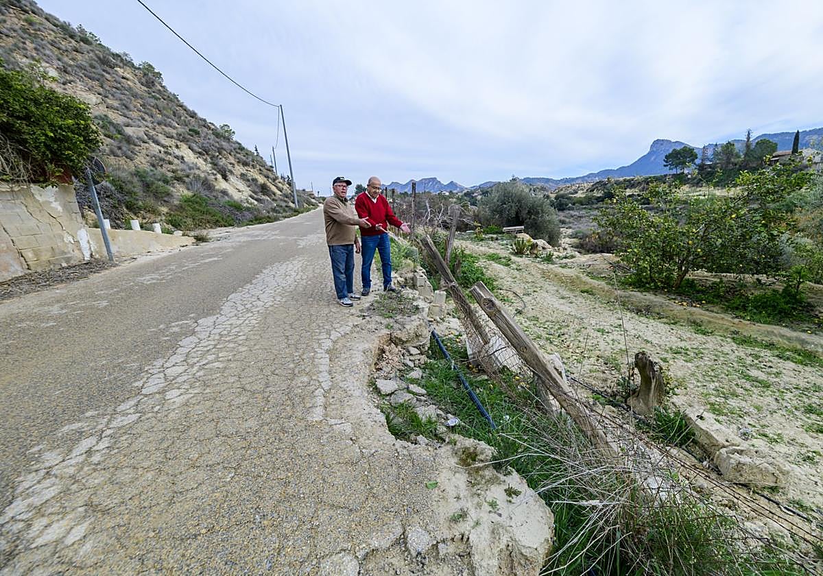 Antonio Serna (d), junto a un vecino del camino de los Puros.