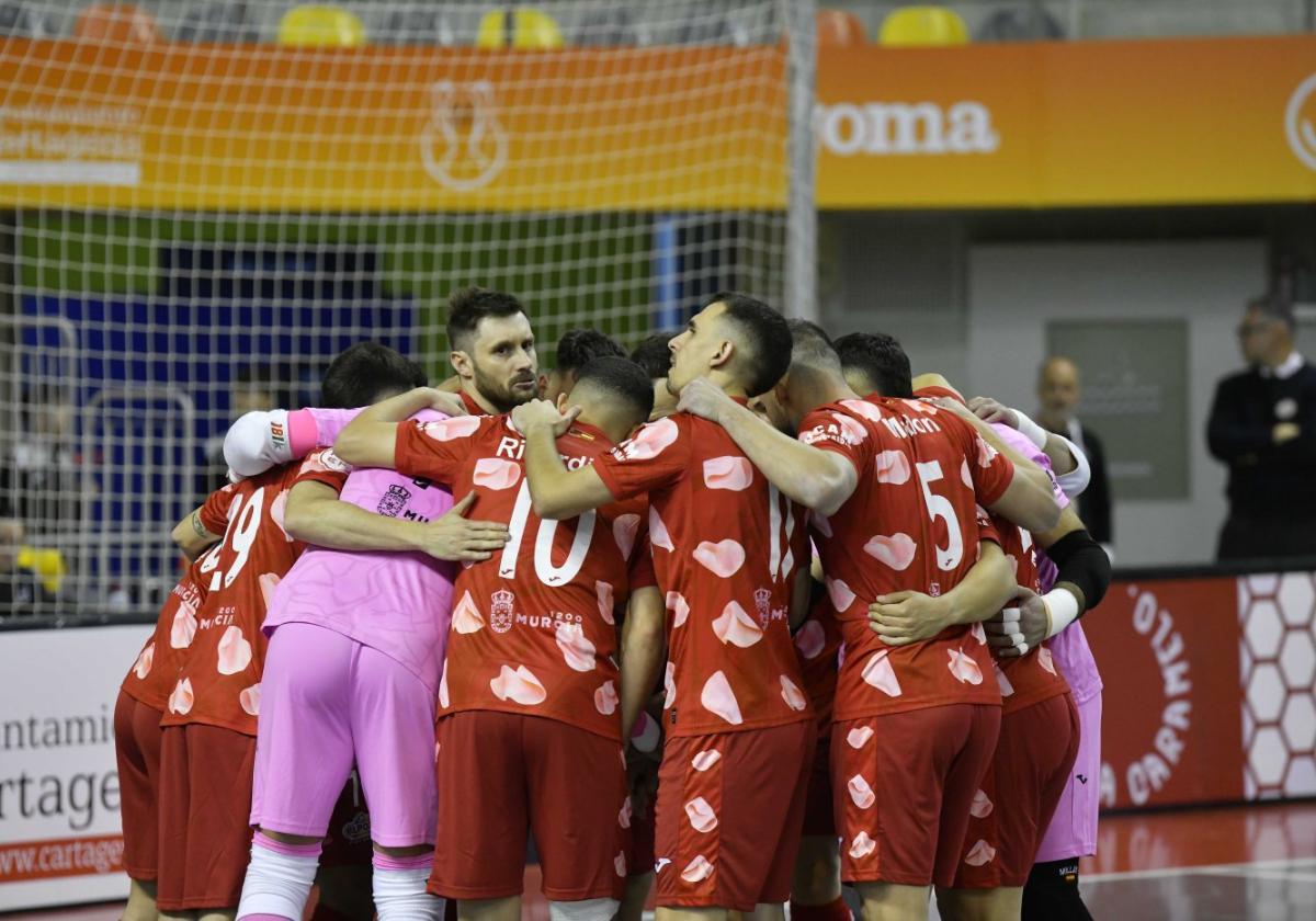 Los jugadores de ElPozo se conjuran antes del choque de la semifinal de la Supercopa de España del pasado sábado.