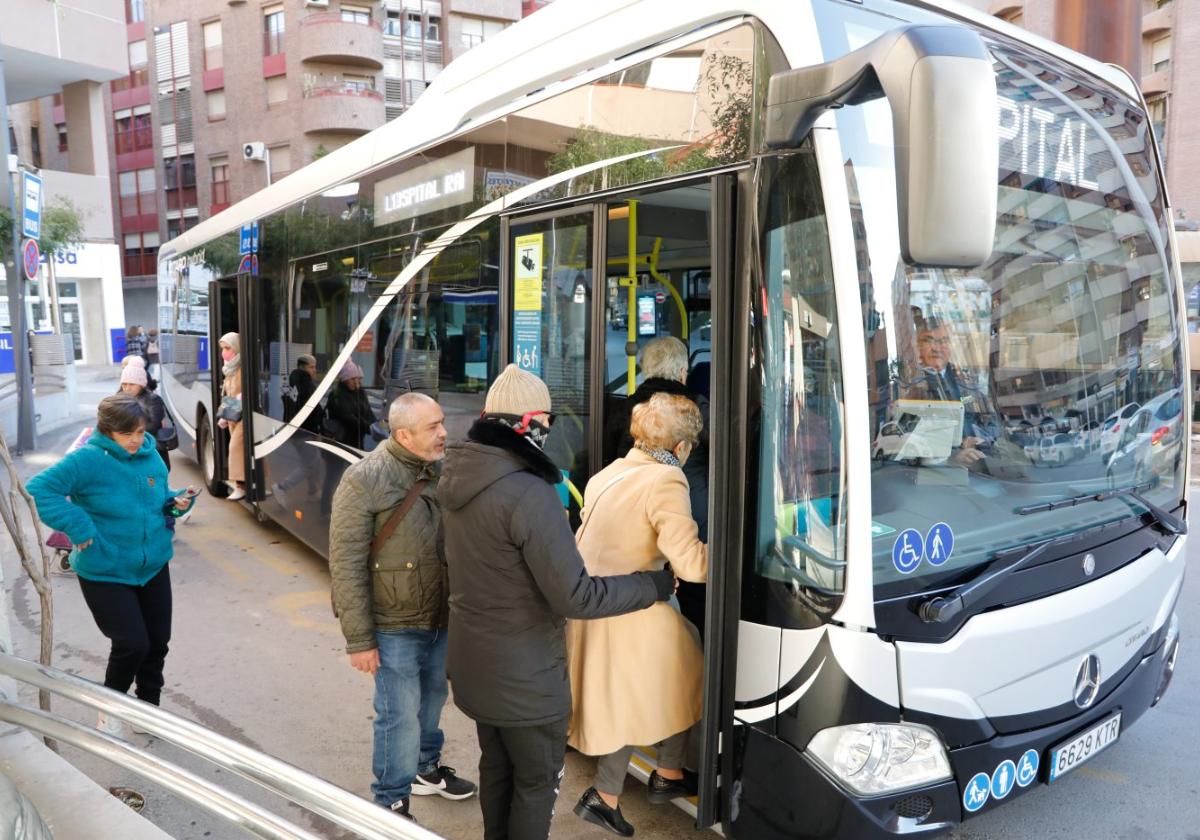 Usuarios se suben al autobús urbano que hace el recorrido hasta el hospital, en la plaza del Óvalo.