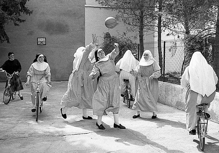 Las novicias del convento de ‘Las Anas’ de Murcia, en uno de sus descansos, practican deporte con una pelota de baloncesto y montando en bicicleta. Año 1987.