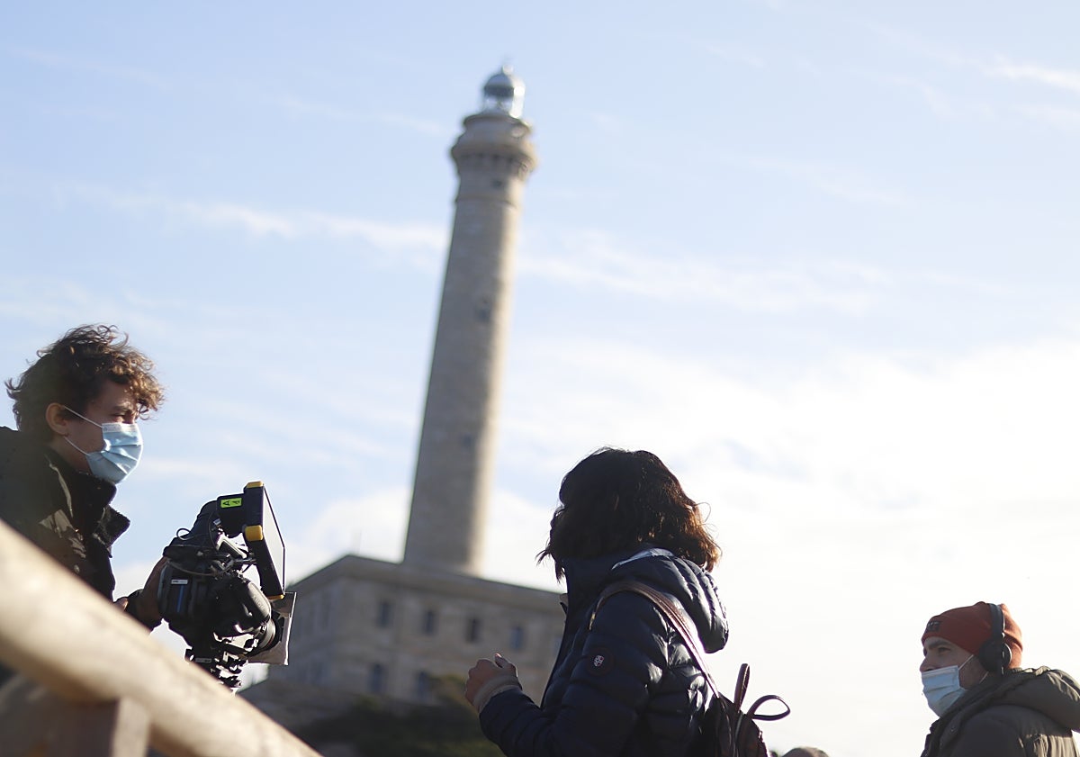 Imagen principal - Escenas del rodaje y cartel de 'Los últimos fareros', documental dirigido por Jeanette Conesa Paredes. 
