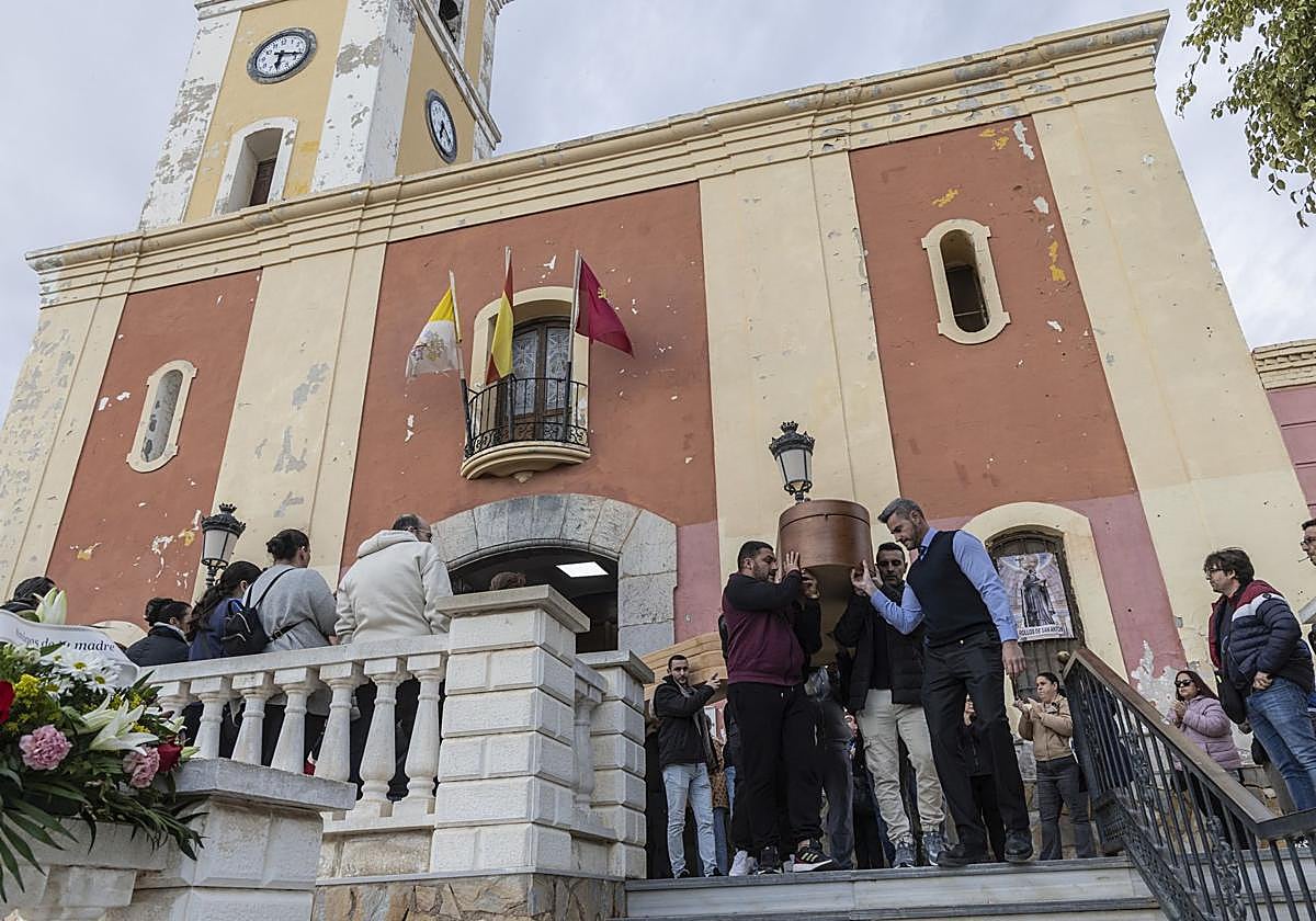 Las imágenes de la multitudinaria despedida el operario de Cartagena fallecido en Valencia