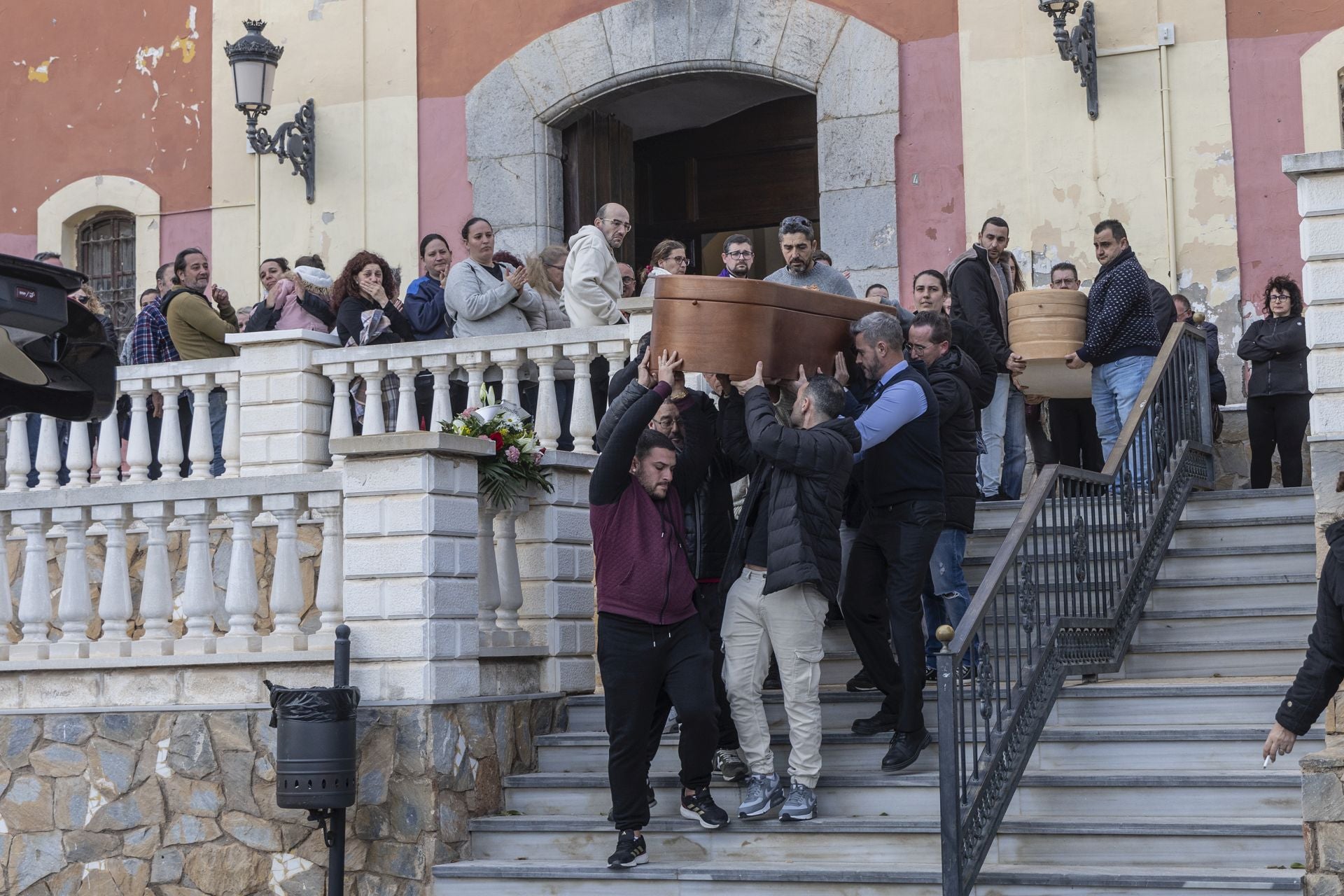 Las imágenes de la multitudinaria despedida el operario de Cartagena fallecido en Valencia