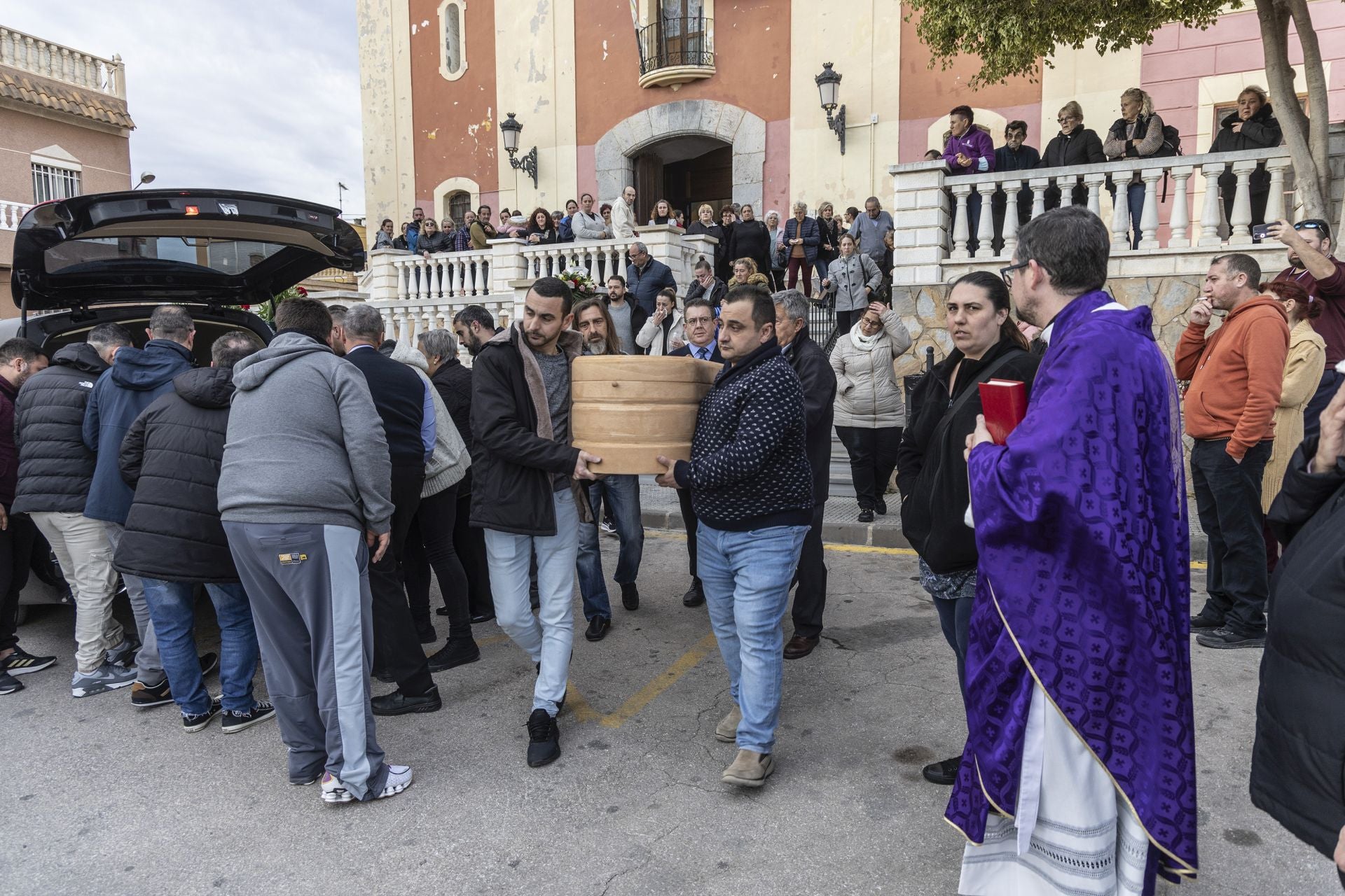 Las imágenes de la multitudinaria despedida el operario de Cartagena fallecido en Valencia