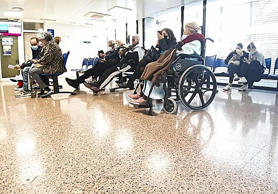 Pacientes aguardando turno en la sala de espera de Urgencias del Morales Meseguer.
