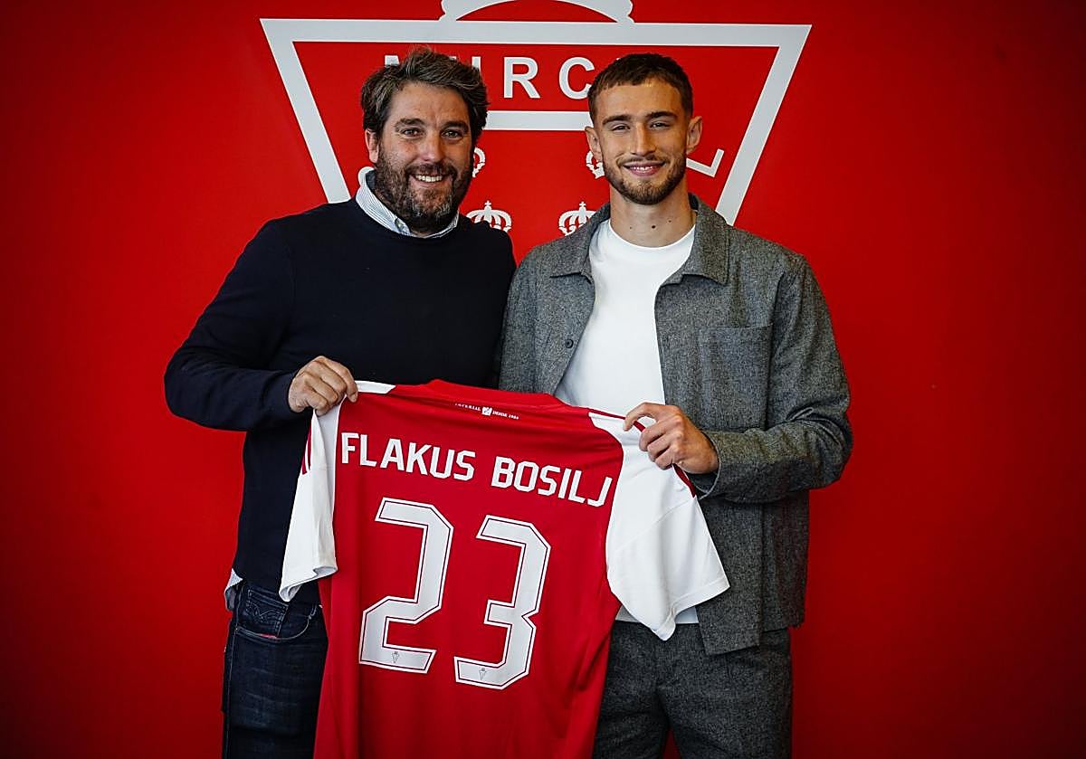 Goiria y Flakus, este martes, posan con la camiseta grana.