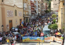 Manifestación vecinal en Yecla, en 2021, contra una granja proyectada cerca del monte Arabí.