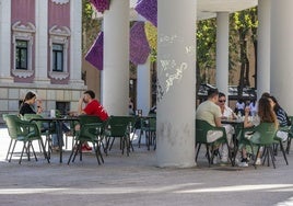 Clientes en una terraza de Murcia, en una imagen de archivo.