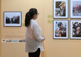 Clara Alarcón, coordinadora del Museo de la Ciudad de Murcia, en la muestra.