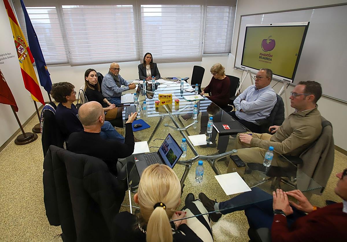 La consejera Sara Rubira se reúne con los nuevos miembros del Consejo Regulador de la DOP Pimentón de Murcia.