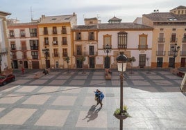 Dos hombres cruzan la plaza de España, en el casco histórico de Lorca, ayer por la mañana.