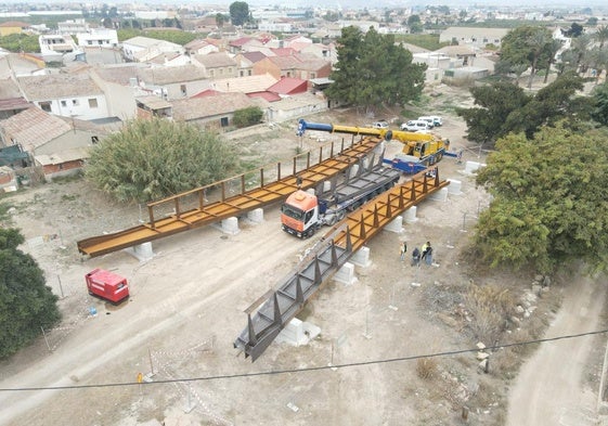 Montaje de la estructura que sujetará el nuevo puente sobre el Segura en El Raal.