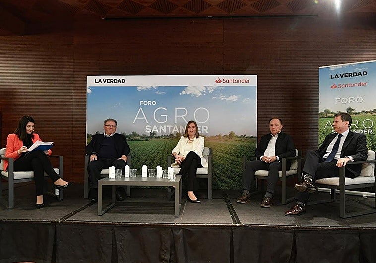 De izq. a dcha., la periodista Beatriz Romero junto a Luis Miguel Peregrín, Lorena Ruiz, Andrés Martínez Bastida y José Antonio García, durante la mesa redonda.