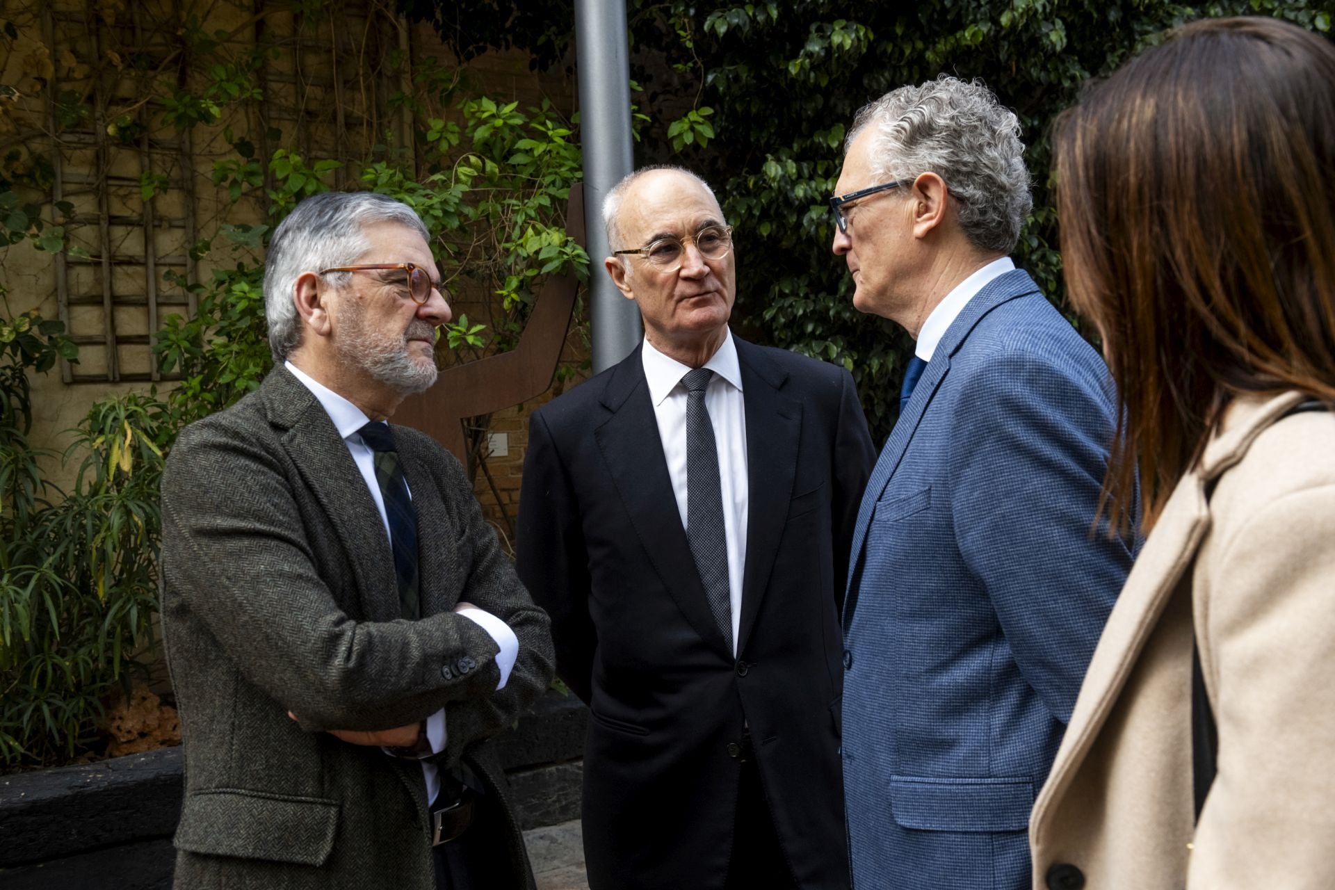 Mariano de Prado y Pedro Luis Ripoll conversan con el consejero Pedreño, junto a la gerente del SMS.