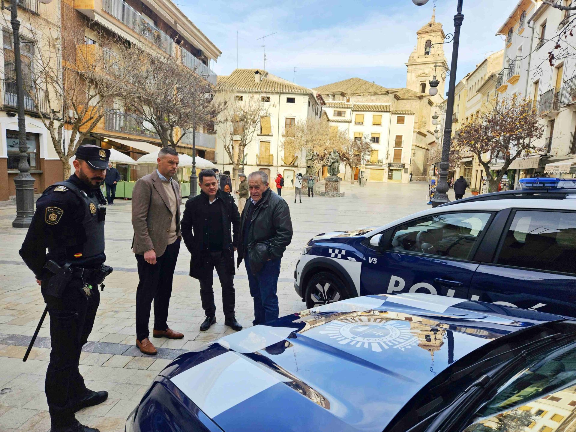 El comisario, el alcalde, el concejal de Seguridad Ciudadana y el propietario del concesario donde se han adquirido los dos vehículos.