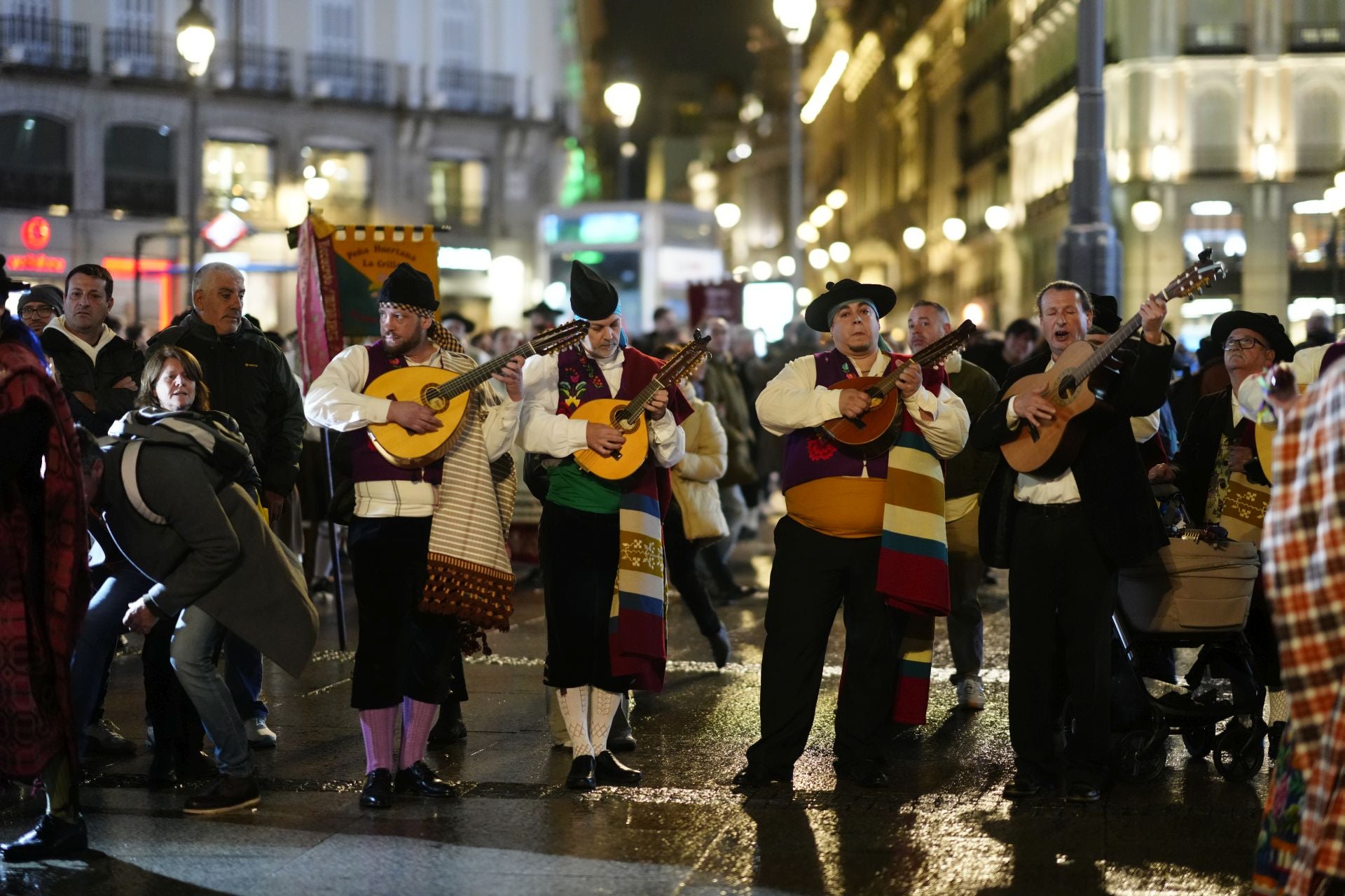 Las imágenes del desfile de Moros y Cristianos, sardineros y huertanos en Madrid